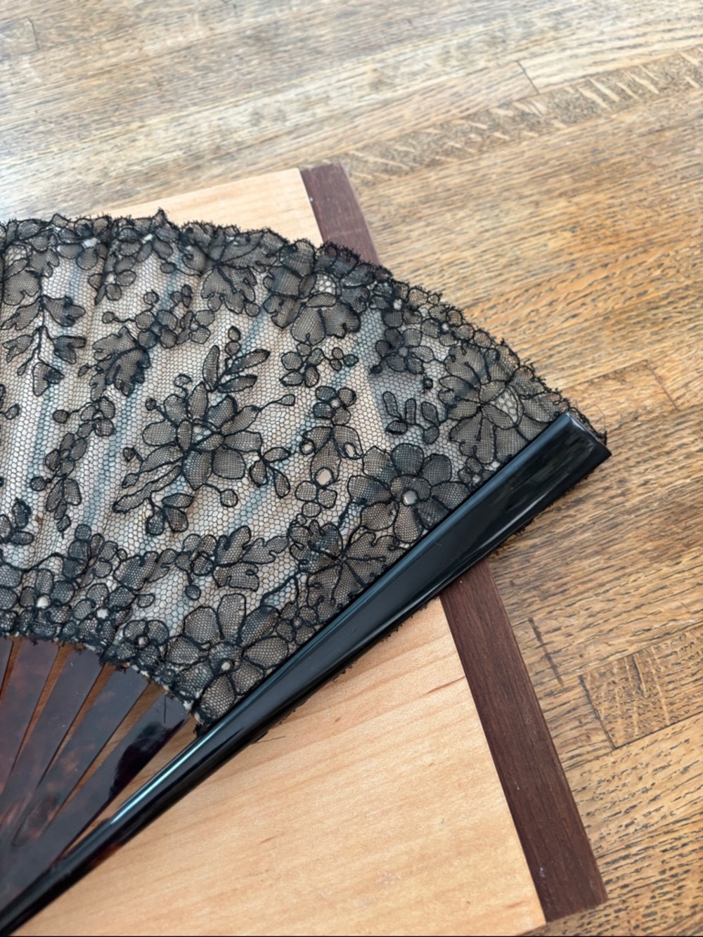 Vintage Black Lace Folding Hand Fan with Tortoise Handle - Picture 6 of 16